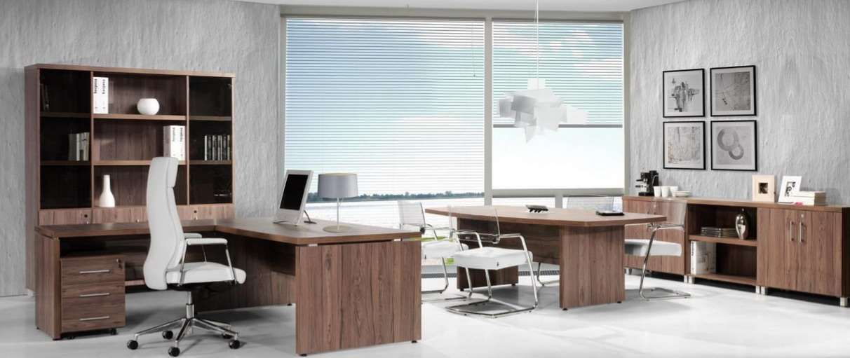 mesa de nogal barnizado natural